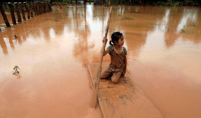 Una bambina sul fiume di fango