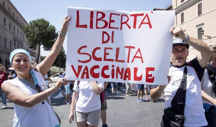 Lega e 5 Stelle cedono ai No Vax: scuole aperte anche per i non vaccinati