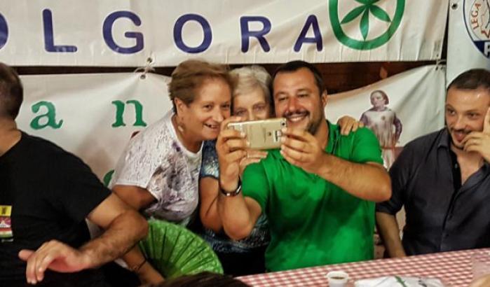 Passa un'ambulanza, Salvini stoppa il comizio: dentro c'è un rosicone di sinistra