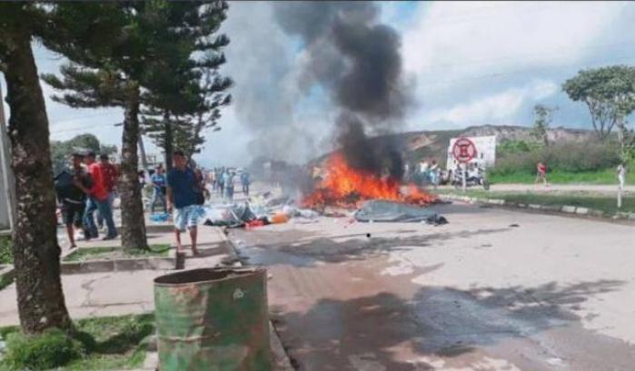 0004FC7D-il-campo-profughi-venezuelani-dato-alla-fiamme-in-brasile Il campo profughi venezuelani dato alla fiamme in Brasile