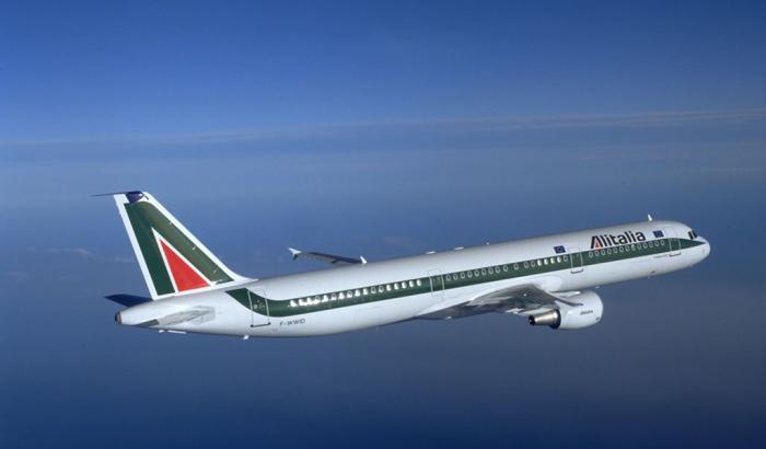 Tragedia in volo: bimbo muore in aereo, atterraggio d'emergenza a Bari