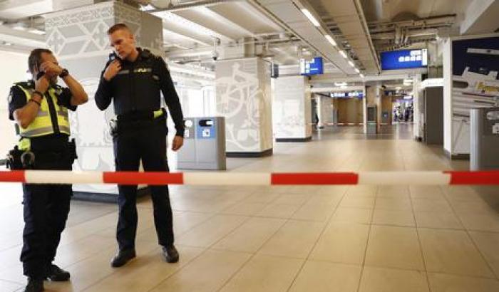 0004FE7D-amsterdam-accoltella-2-persone-alla-stazione-ferito-e-fermato-dalla-polizia Amsterdam, accoltella 2 persone alla stazione: ferito e fermato dalla polizia