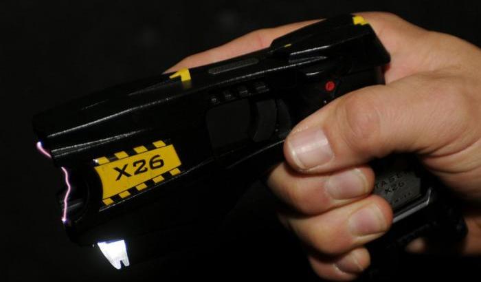 Come funziona il taser, la pistola che paralizza provocando dolore e spasmi