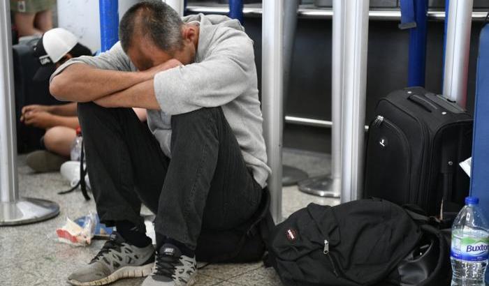 Un passeggero in attesa all'aeroporto