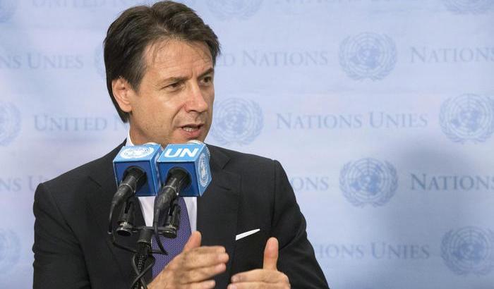 Conte legge a rovescio la Carta: sovranismo e populismo sono in Costituzione