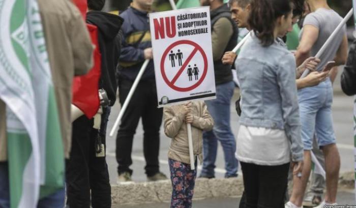La Romania alle urne per il referendum della vergogna: vietare i matrimoni omosessuali