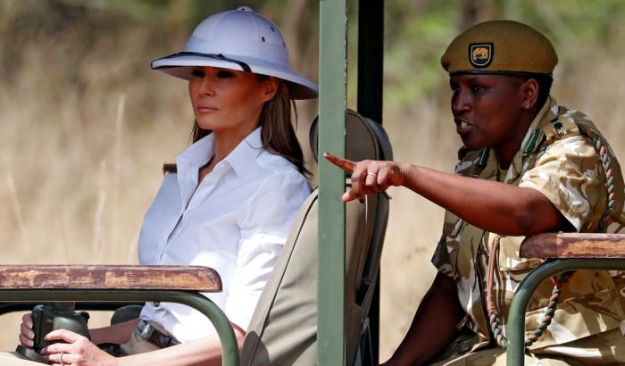 Melania Trump in Africa con il cappello coloniale degli oppressori bianchi europei