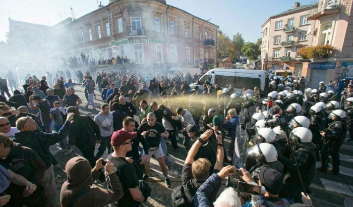 00050807-scontri-tra-manifestanti-e-polizia Scontri tra manifestanti e polizia