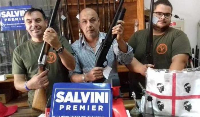 Foto in armeria con i fucili e il cartello Salvini premier: "ci prepariamo alle regionali"