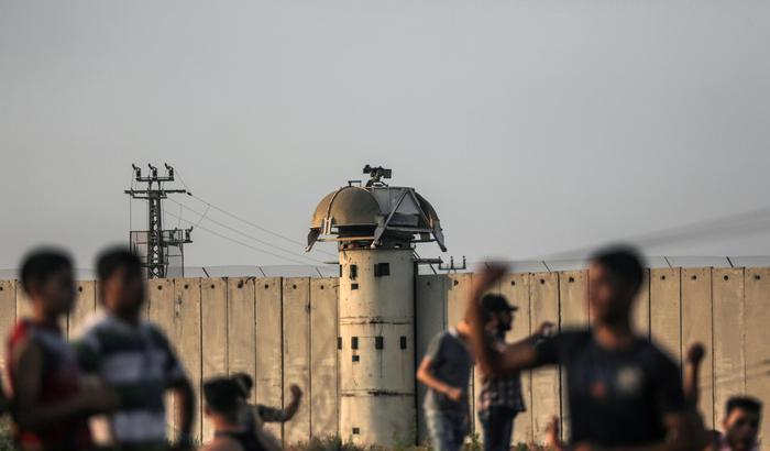 Lancio di razzi da Gaza, Israele replica con un attacco aereo: un morto