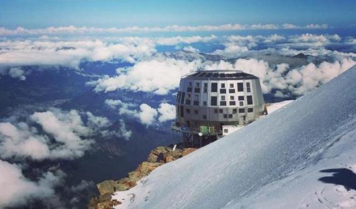 Precipita per 400 metri e muore davanti al figlio: tragedia sul Monte Bianco