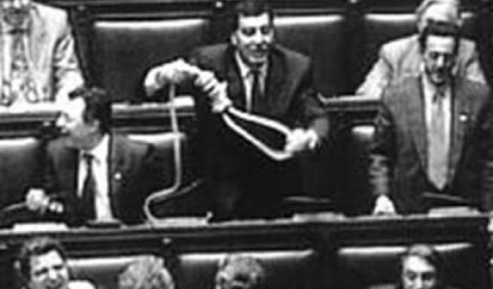Il leghista Luca Leoni Orsenigo esibisce il cappio in Parlamento
