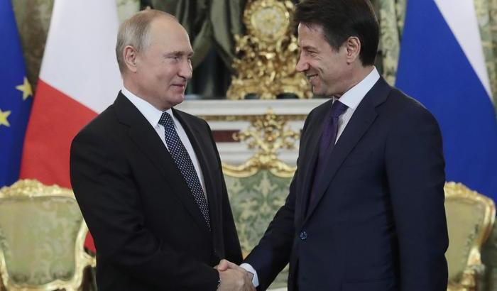 Pellegrinaggio del governo a Mosca. Conte invita Putin in Italia: 'Manca da troppo tempo'