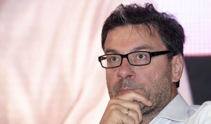 Giorgetti ammette: 'difficile attuare il reddito di cittadinanza'