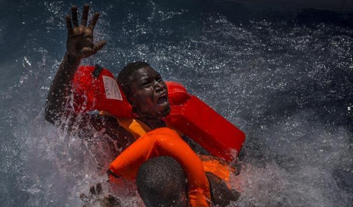 Migranti che chiedono aiuto nel Mediterraneo