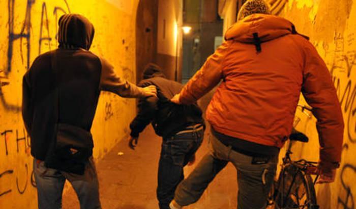 Spogliato, picchiato e umiliato in piazza, bullismo omofobo contro un 17enne di Brindisi