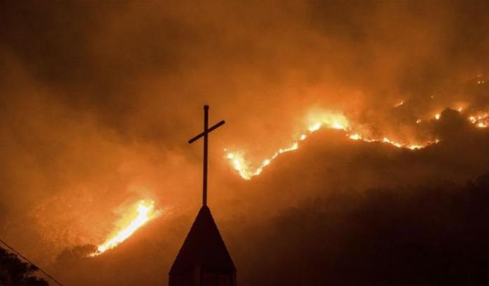 00050D35-una-chiesa-minacciata-dalle-fiamme Una chiesa minacciata dalle fiamme