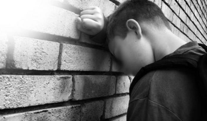 Legato e costretto a subire un clistere per la festa di 18 anni: due coetanei a processo per violenza sessuale