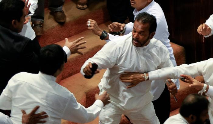 Sri Lanka nel caos: scoppia rissa in Parlamento, ci sono dei feriti