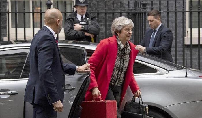 Brexit, mozione di sfiducia più vicina per Theresa May, i Tory sicuri: "la supererebbe"