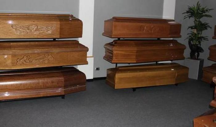 Funerale "elegante" con lo sconto per il Black friday: acquista oggi, ma non c'è bisogno di morire