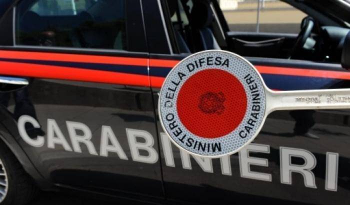 Insulti razzisti contro un immigrato e poi lo travolgono due volte con l'auto: arrestati