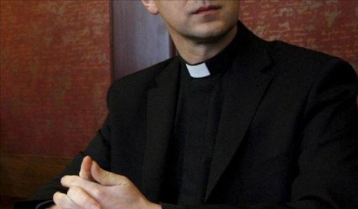 Un sacerdote condivide foto porno nella chat della parrocchia: allontanato dalla Diocesi si difende