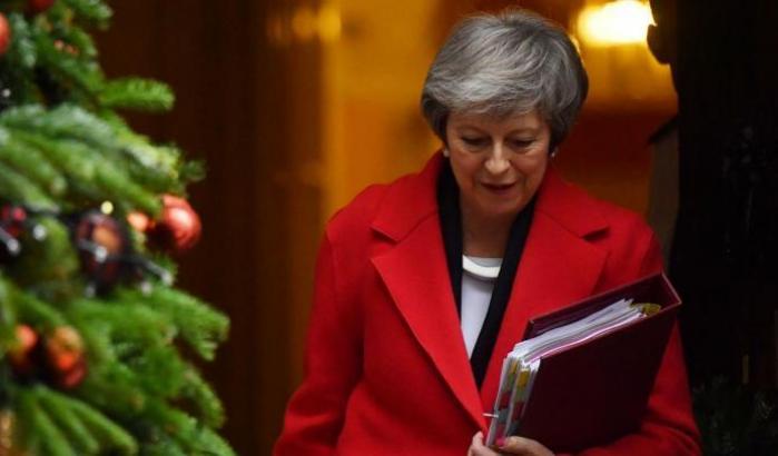 Theresa May pensa al rinvio del voto sulla Brexit