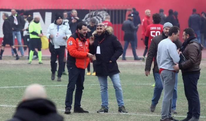 Salvini stringe la mano a uno spacciatore: silenzio dei Tg su notizia e polemiche