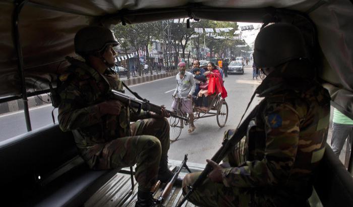 000515C9-in-bangladesh-scontri-tra-manifestanti-e-polizia-per-il-voto-10-morti In Bangladesh scontri tra manifestanti e polizia per il voto: 10 morti