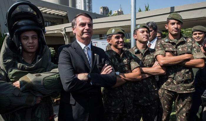 Bolsonaro con i militari brasiliani