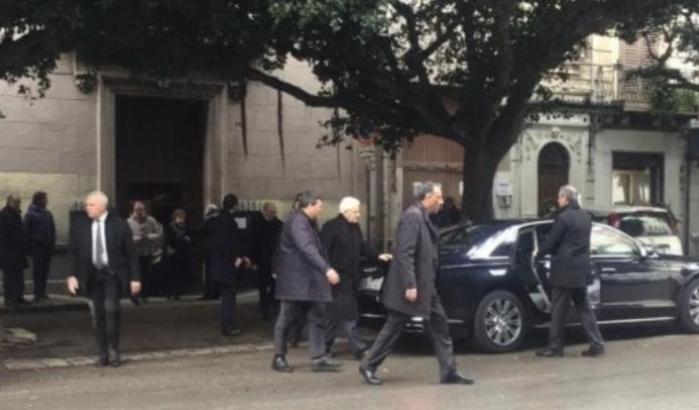 Mattarella alla messa per il fratello Piersanti e il parroco parla di accoglienza