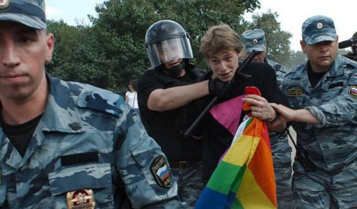 000517ED-un-ragazzo-gay-arrestato Un ragazzo gay arrestato