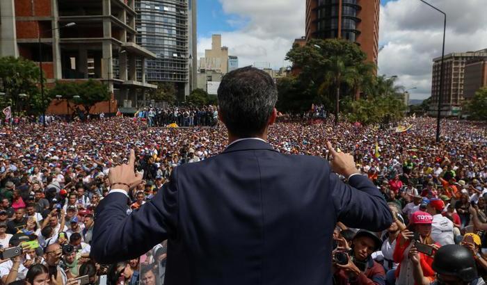 0005194A-guaido-si-proclama-presidente Guaidò si proclama presidente.