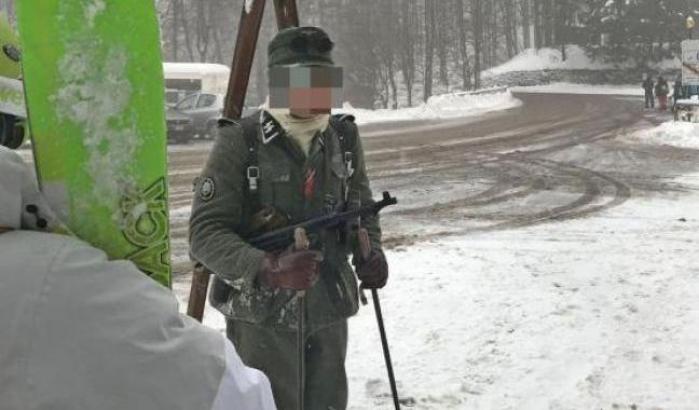 Un uomo con la divisa nazista nell'Appennino emiliano