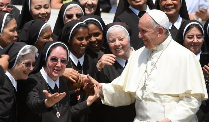 Papa Francesco con delle suore