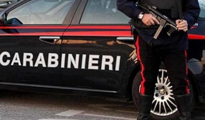 Uccide la figlia di 2 anni a coltellate e tenta di togliersi la vita