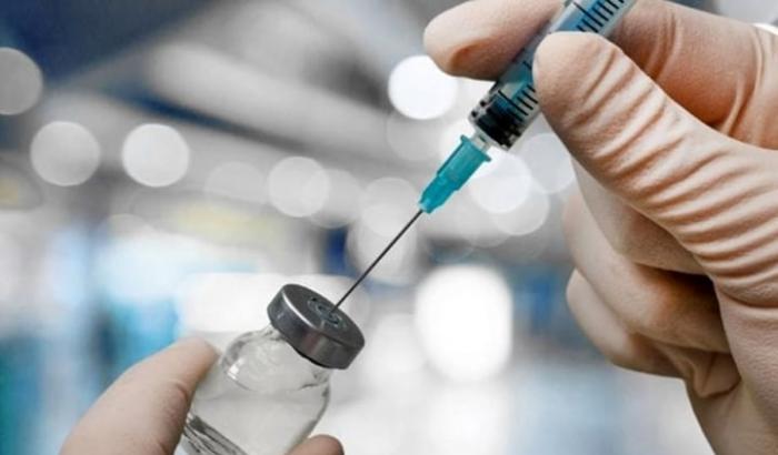 Remuzzi: "Accelerare? Si può somministrando ai volontari prima il vaccino e poi il virus. Ma..."