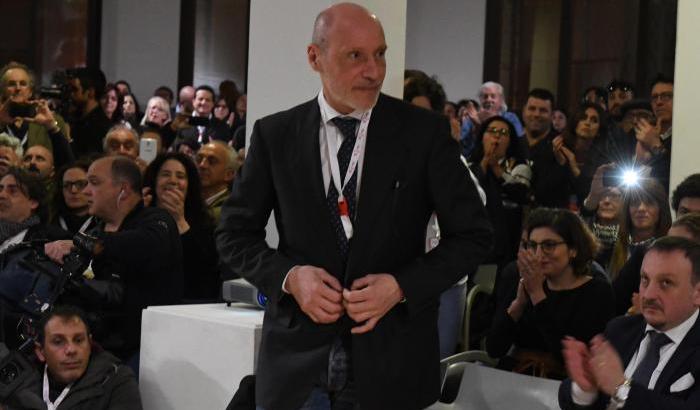 De Falco contro la truffa Diciotti: quesito fuorviante basato su fatti falsi