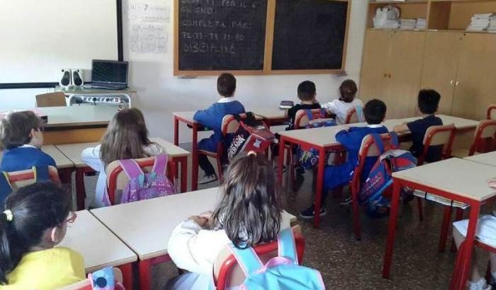 Maestro umilia un bambino di colore in classe: "guardate quanto è brutto"