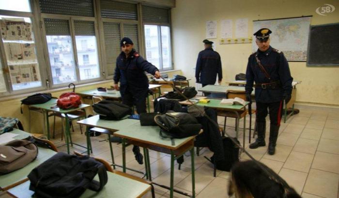 La polizia nelle aule