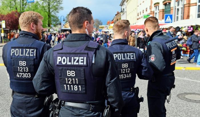 Germania, oltre 5000 segnalazioni di criminali di guerra tra i migranti ma nessuno indaga