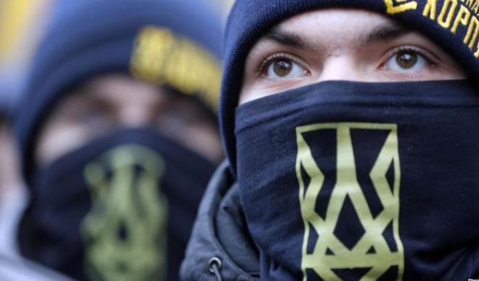 00052168-un-militante-delle-milizie-di-estrema-destra-ucraine Un militante delle milizie di estrema destra ucraine