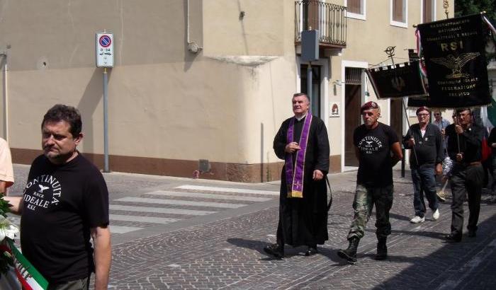 Padre Giulio Maria Tam in un'adutata fascista