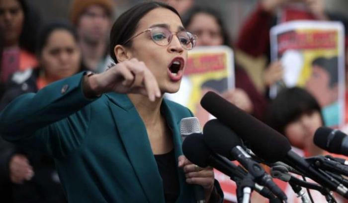 Ambiente, Alexandra Ocasio-Cortez fa tremare il Congresso: "Le persone stanno morendo"