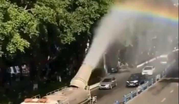 La comunità Lgbt di Madrid in festa col camion che "sparge" arcobaleno