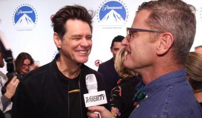 Jim Carrey risponde al "bastard" della Mussolini: "Capovolga la vignetta così vede il nonno che salta di gioia"