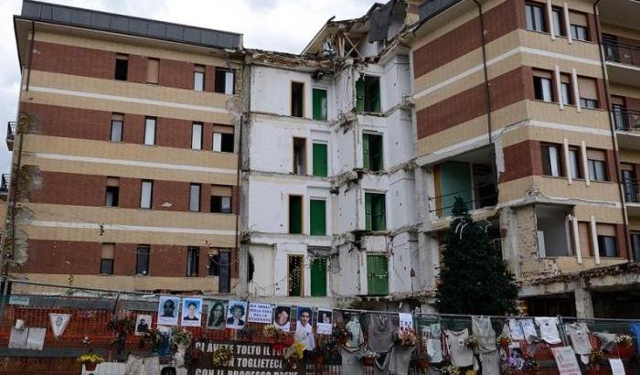 Una vecchia immagine della Casa dello studente dove morirono molti giovani