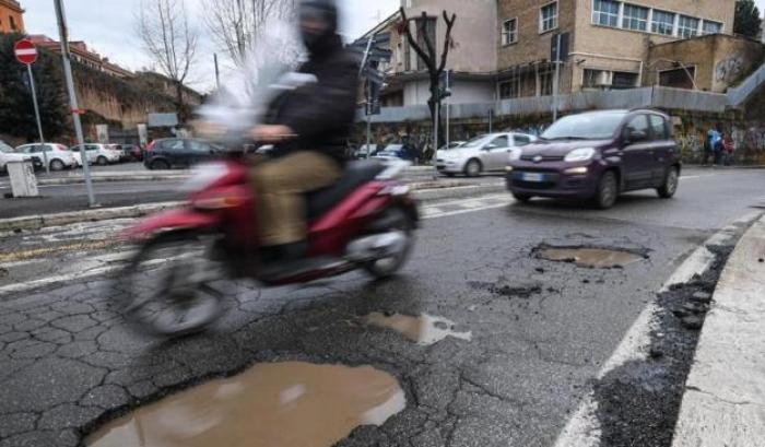 A Roma uomini incappucciati riparano le buche, "la notte perché è illegale"