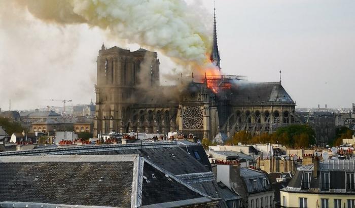 Incendio alla cattedrale di Notre Dame a Parigi